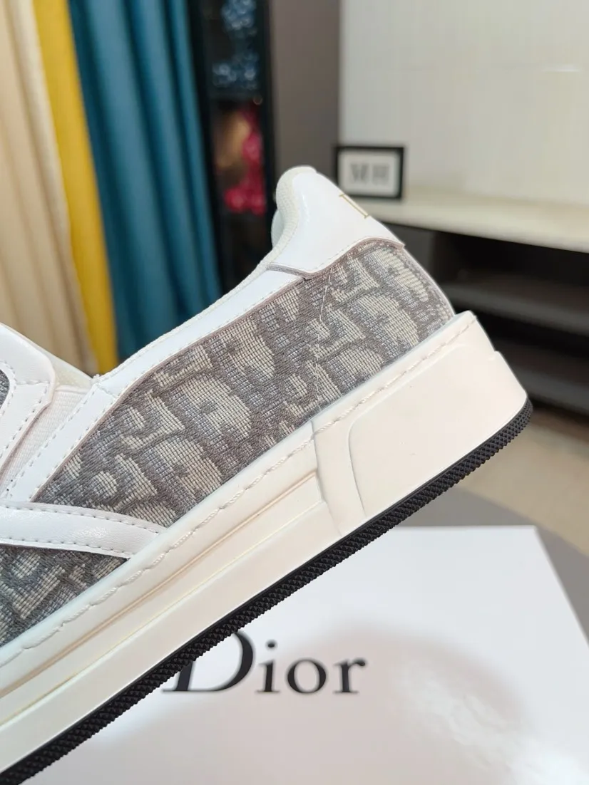Men's men's shoes💰400🌸🌸[Dior] 25ss new product B01 moral training shoes. The toe dimension design of the couple's style is a bit wider. The upper foot comfort is perfect. The thread is beautiful. Perfectly suitable for pants styles. Decorated with various classic details. It is an ideal choice for daily styling. Can be matched with various casual items to create exquisite looks. Fabric: top layer cowhide/lining sheepskin TPU original outsole Code number: 38-44, 45 customized